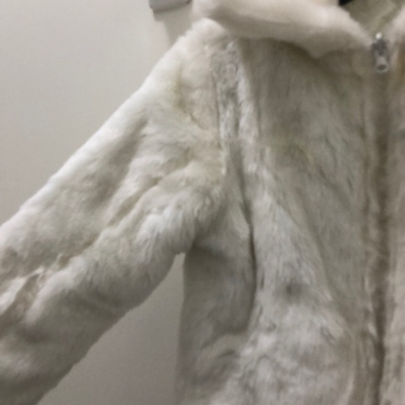 ⛄️❄️ HOST PICK ❄️ Girls White Faux Fur Coat - Picture 3 of 16